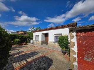 Haus in Lliçà d´Amunt. Casa a cuatro vientos en parcela 600 m2 con piscina