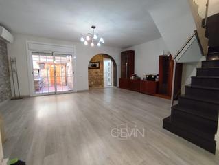 Casa en Polinyà. Casa adosada en venta con 5 habitaciones con terraza en el centr