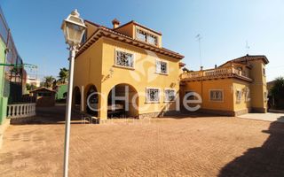 Chalet en La Cañada. Chalet con 7 habitaciones con parking, piscina, calefacción, air