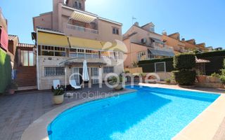 Casa bifamiliare in La Cañada. Casa pareada con 5 habitaciones con parking, piscina, calefacció