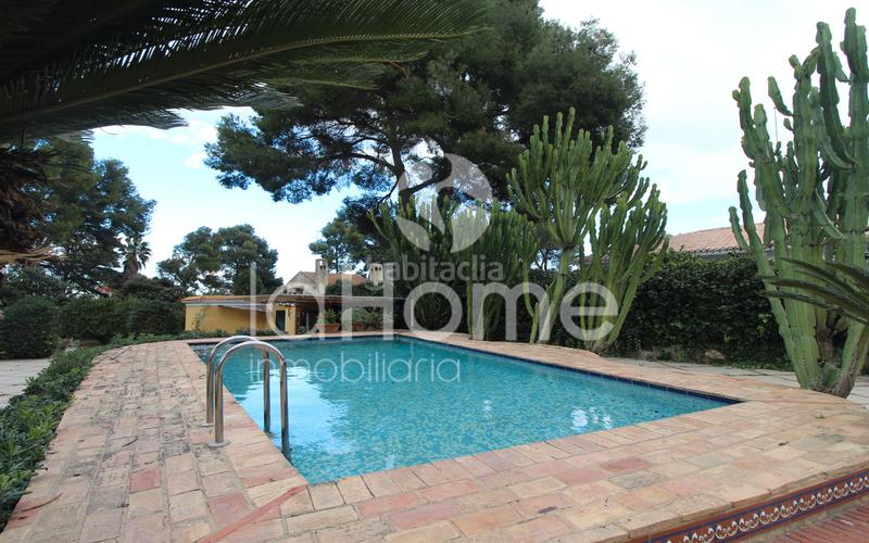 Foto 3df4eddd-5b9f-4b2e-810d-ea1fe6087b17. Xalet amb calefacció aparcament piscina a La Cañada Paterna