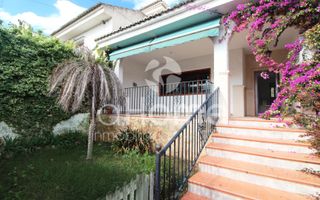 Casa aparellada en Calle 149 13. Casa pareada con 5 habitaciones con parking