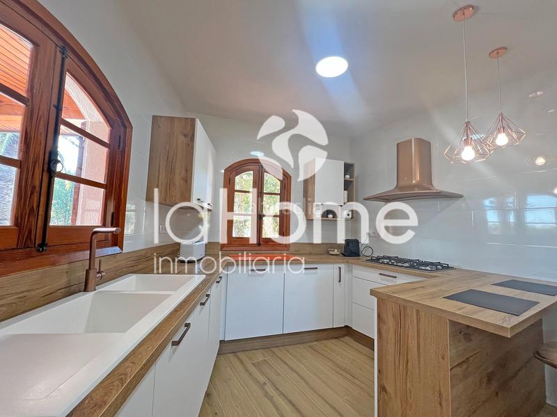 Foto d72e54ed-a5e2-4f4b-bd72-886cc2f5182a. Chalet avec cheminée chauffage parking piscine dans Chiva