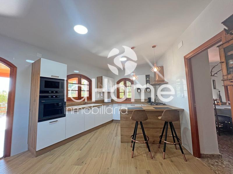 Foto ec029490-715d-4374-abdc-7f7ca4133c9d. Chalet avec cheminée chauffage parking piscine dans Chiva