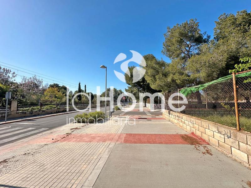 Foto 33f1f5fa-6448-42b1-8ae3-6e5ca4fadd57. Terreno residencial en pleno centro en La Cañada Paterna