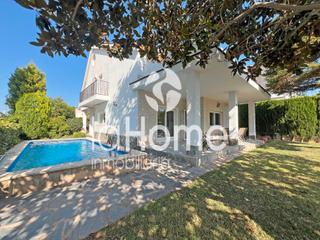 Chalet à Entrepinos. Un oasis para tu familia con  jardín natural, piscina y amplios