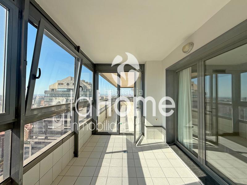 Foto 2522b092-4117-49a9-bc96-9bd7b6bbfc32. Alquiler piso todo el espacio que necesitas, con vistas de ensueño sobre en Valencia