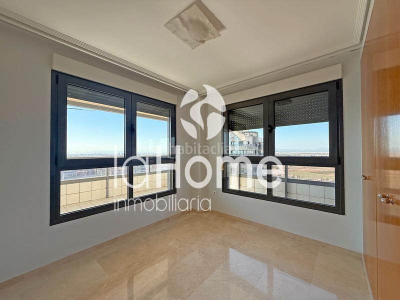 Foto b9b80ec1-e711-4266-b058-5a41f1fb2688. Alquiler piso todo el espacio que necesitas, con vistas de ensueño sobre en Valencia
