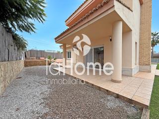 Xalet en La Conarda-Montesano. Chalet esquinero con jardn y amplias terrazas, perfecto para t