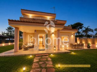 Xalet a San Antonio de Benagéber. ¡chalet esquinero cómodo y con estilo!