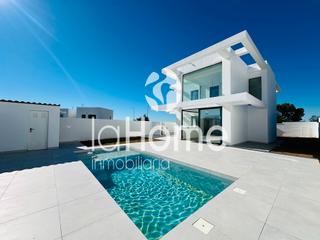 Chalet à San Antonio de Benagéber. Tu hogar de diseño, luz y elegancia