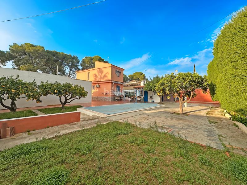 Foto 10aeda2d-17cc-4088-a570-23d73dff21c5. Xalet amb xemeneia aparcament piscina a La Cañada Paterna