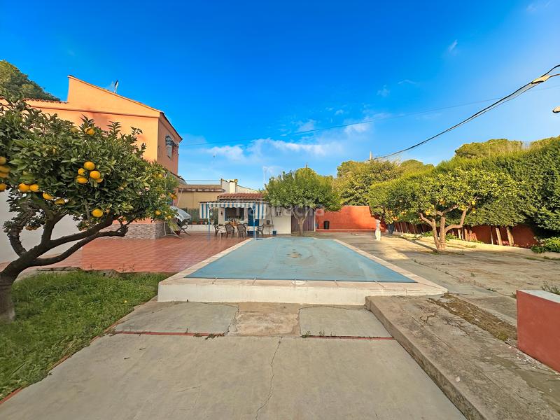 Foto af53d340-6b37-4dc2-8255-f46156393b91. Xalet amb xemeneia aparcament piscina a La Cañada Paterna