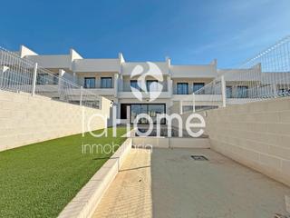 Affitto Chalet in Torre en Conill-Cumbres de San Antonio. Un hogar que abraza la luz y la naturaleza