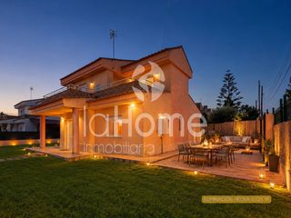 Miete Chalet in La Conarda-Montesano. ¡chalet esquinero cómodo y con estilo!