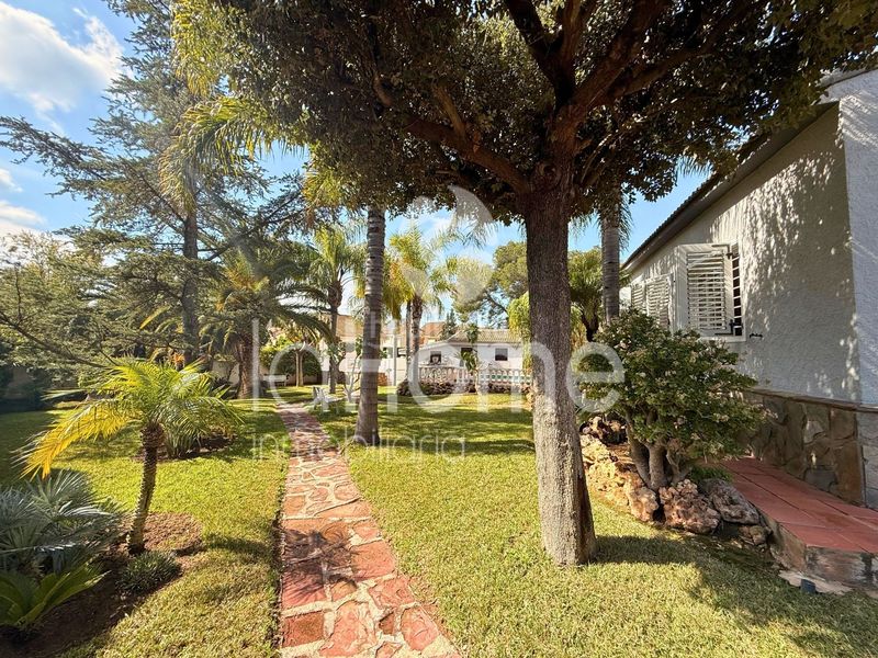 Foto 153ff70f-d98e-4d0d-992a-37f191a3dc8c. Xalet amb xemeneia calefacció aparcament piscina a Paterna