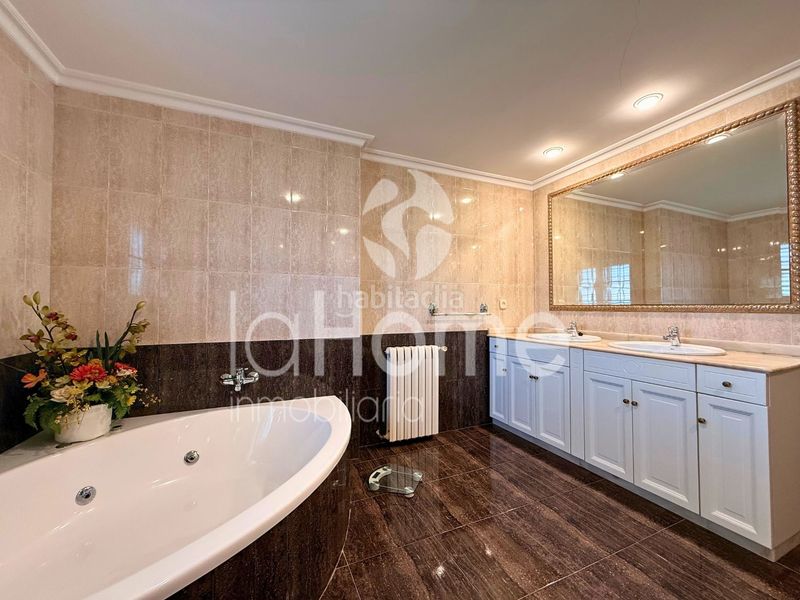 Foto a39c1974-7f0d-420c-8236-b1065594e673. Xalet amb xemeneia calefacció aparcament piscina a Paterna