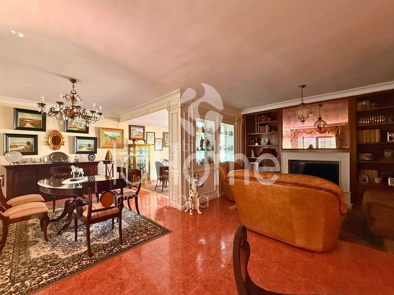 Foto ae8b6586-a547-4b29-976d-003d11a67711. Xalet amb xemeneia calefacció aparcament piscina a Paterna