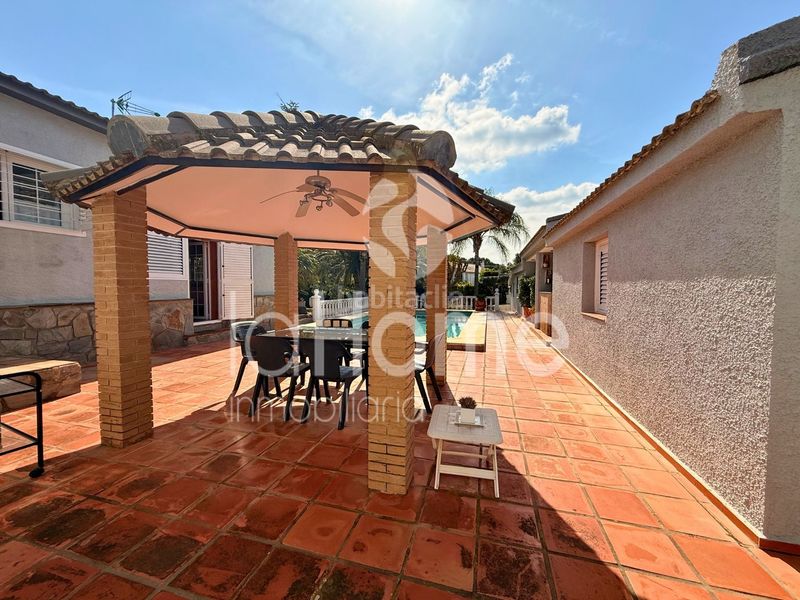 Foto c51e3960-9bed-4111-a3a9-2d51aea760a7. Xalet amb xemeneia calefacció aparcament piscina a Paterna