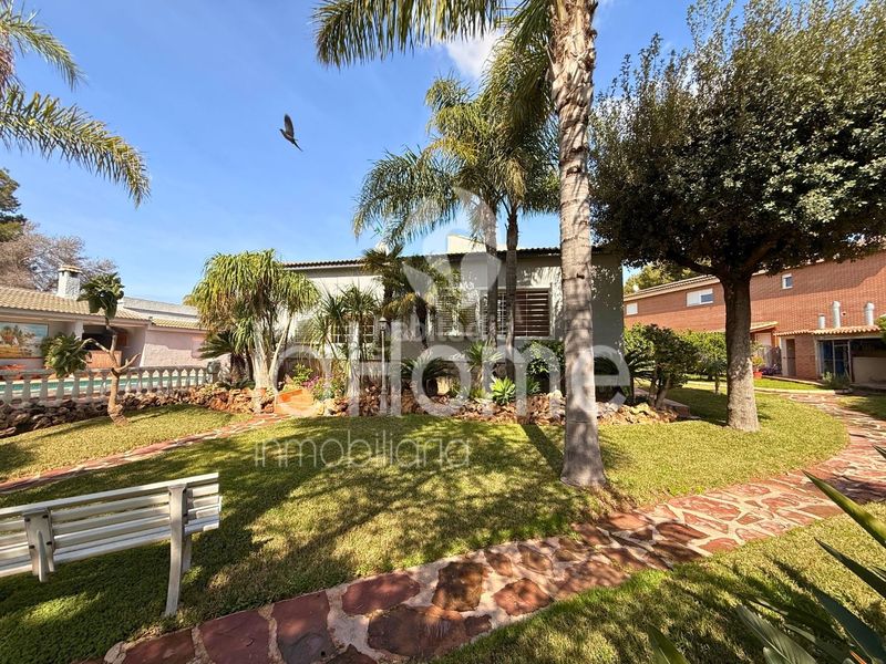 Foto cb72c222-573c-418b-a232-4267510e9513. Xalet amb xemeneia calefacció aparcament piscina a Paterna