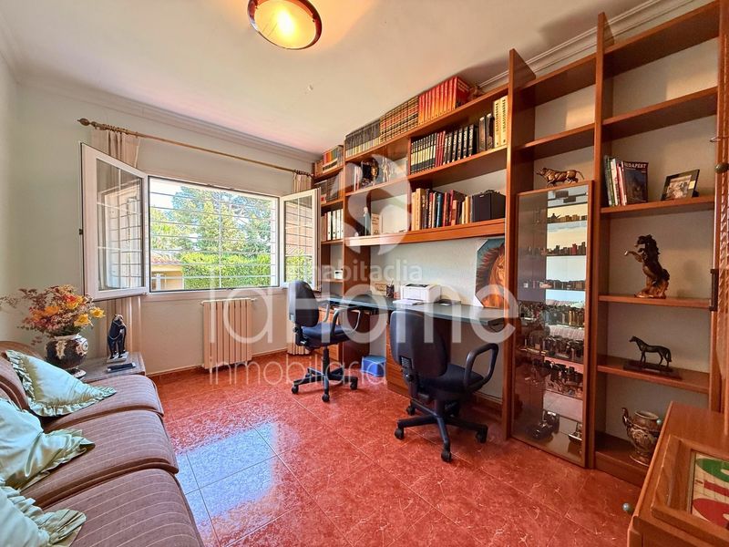 Foto d64bf2d3-db23-4f85-8720-dcde38fee710. Xalet amb xemeneia calefacció aparcament piscina a Paterna