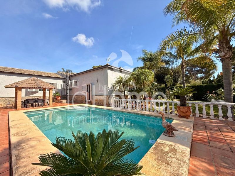 Foto d6744a01-f87c-4383-8edd-dca3bd54b923. Xalet amb xemeneia calefacció aparcament piscina a Paterna