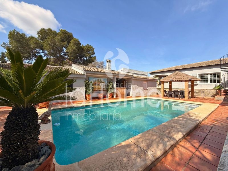 Foto fc7cd63b-b4a5-4a90-8c77-ac5df0cff80c. Xalet amb xemeneia calefacció aparcament piscina a Paterna