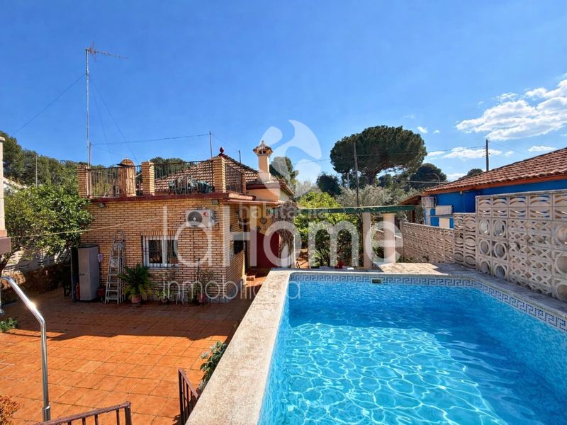 Foto c8162219-8734-4af3-b013-a664e0948870. Xalet amb xemeneia piscina a La Cañada Paterna