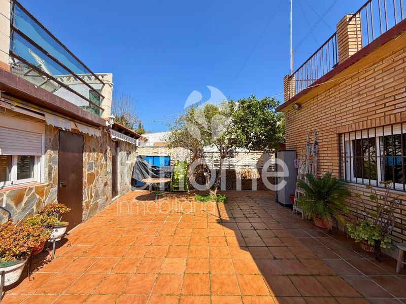 Foto cf7a9479-3f26-47e1-a96a-ae040e77b74f. Xalet amb xemeneia piscina a La Cañada Paterna