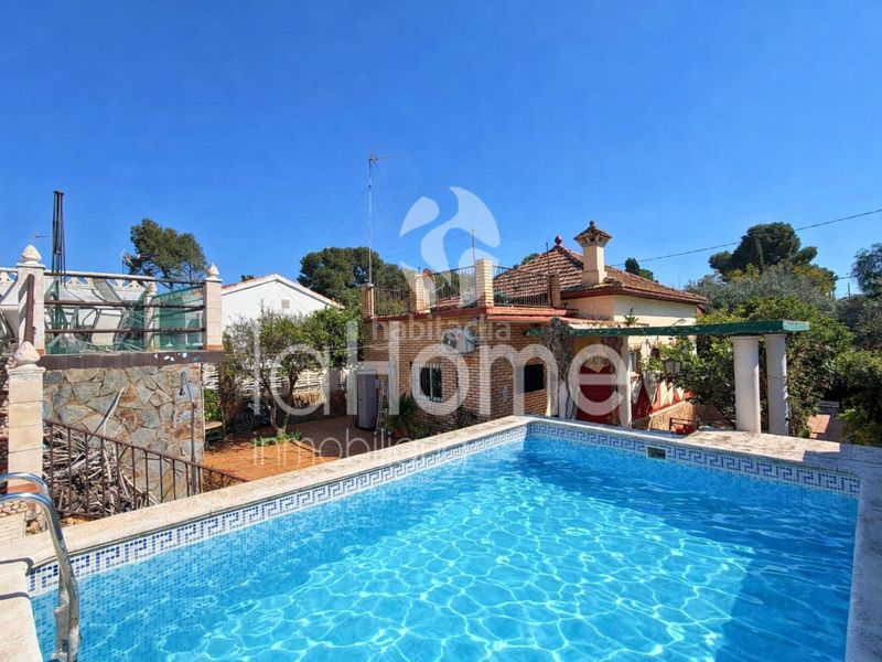 Foto de46624c-e920-4340-8ea7-10b9dfcda9ca. Xalet amb xemeneia piscina a La Cañada Paterna