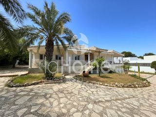 Chalet in La Cañada. Lujosa vivienda en una sola planta, ideal para familias grandes