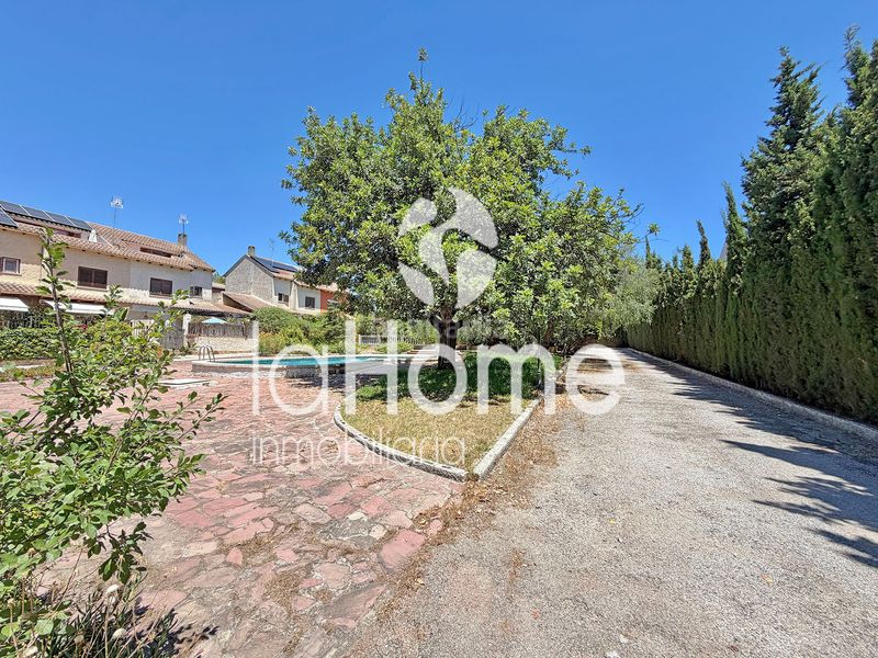 Foto 067ad2c2-5060-40d0-8e36-bd20eaf193e8. Casa aparellada amb xemeneia calefacció piscina a Paterna
