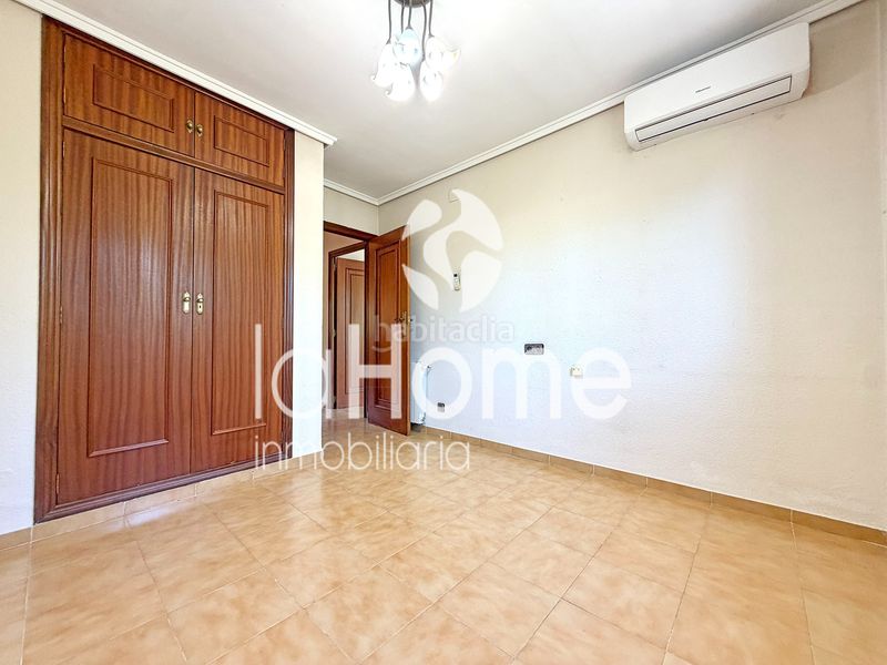 Foto 41e5763e-3b80-4929-93d1-29e6f562c922. Casa aparellada amb xemeneia calefacció piscina a Paterna