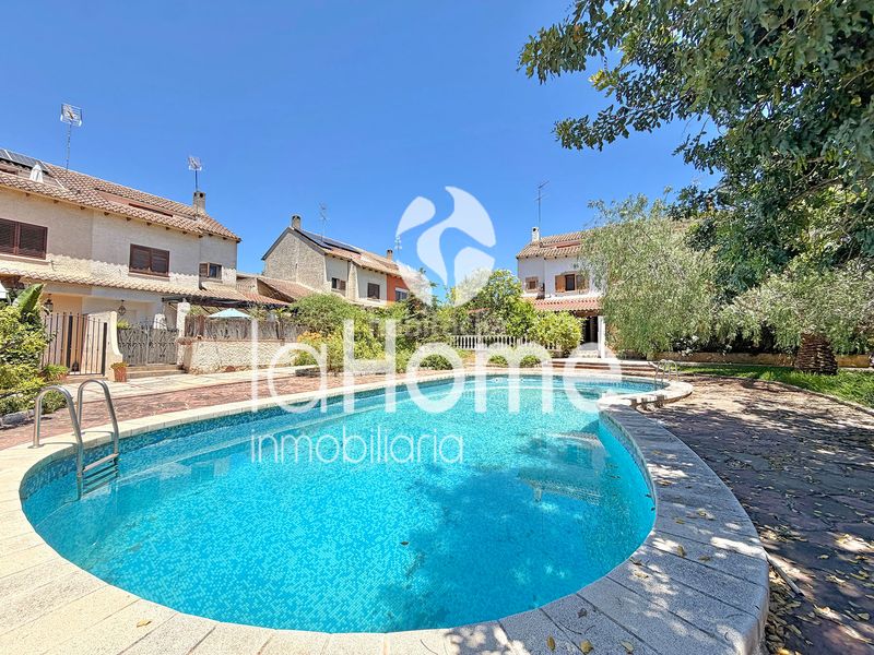 Foto 453b4974-a687-465c-974d-4f38d6a8956d. Casa aparellada amb xemeneia calefacció piscina a Paterna
