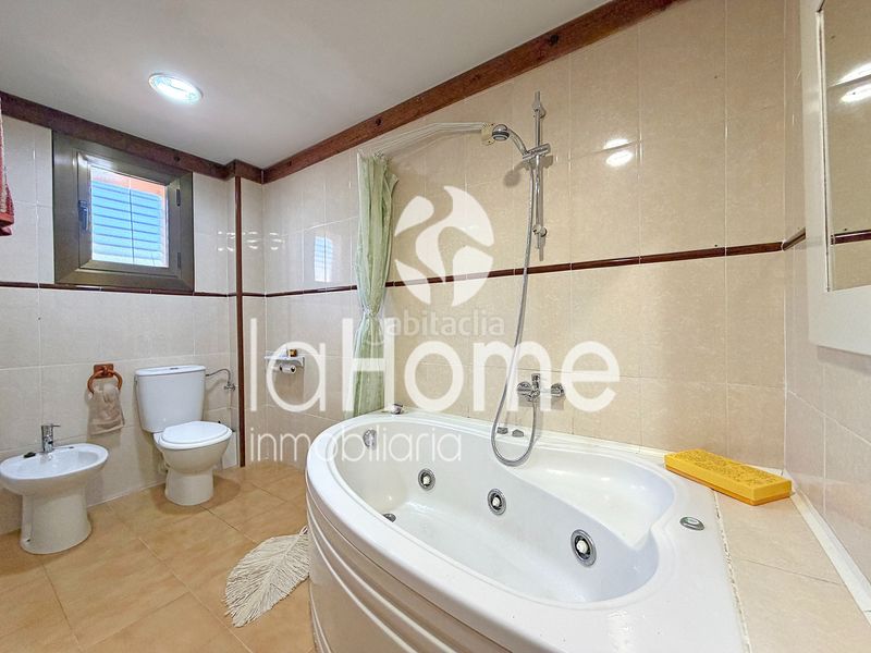 Foto 5483c73f-2943-4d1d-af8c-38d616482a92. Casa aparellada amb xemeneia calefacció piscina a Paterna