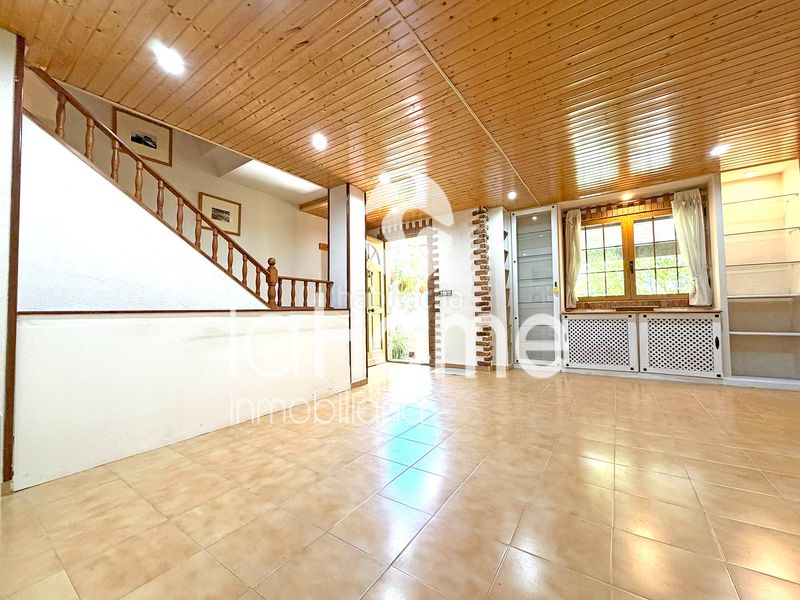 Foto a67cf55b-6877-4b51-bb02-a817d05a0b96. Casa aparellada amb xemeneia calefacció piscina a Paterna