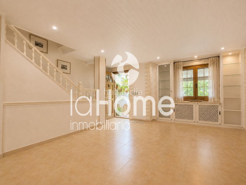 Foto a9e2bcc0-e13c-43ba-a036-1804463b3c48. Casa aparellada amb xemeneia calefacció piscina a Paterna