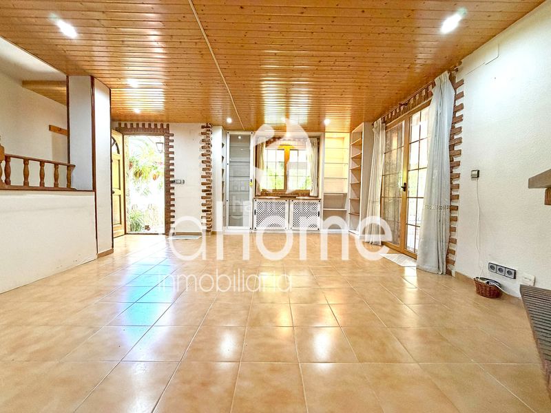 Foto e9440e74-3611-47e4-a28f-84dac95ccac6. Casa aparellada amb xemeneia calefacció piscina a Paterna