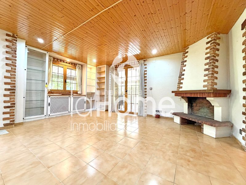 Foto f753078c-43c0-452a-9a89-618f47bdd21e. Casa aparellada amb xemeneia calefacció piscina a Paterna