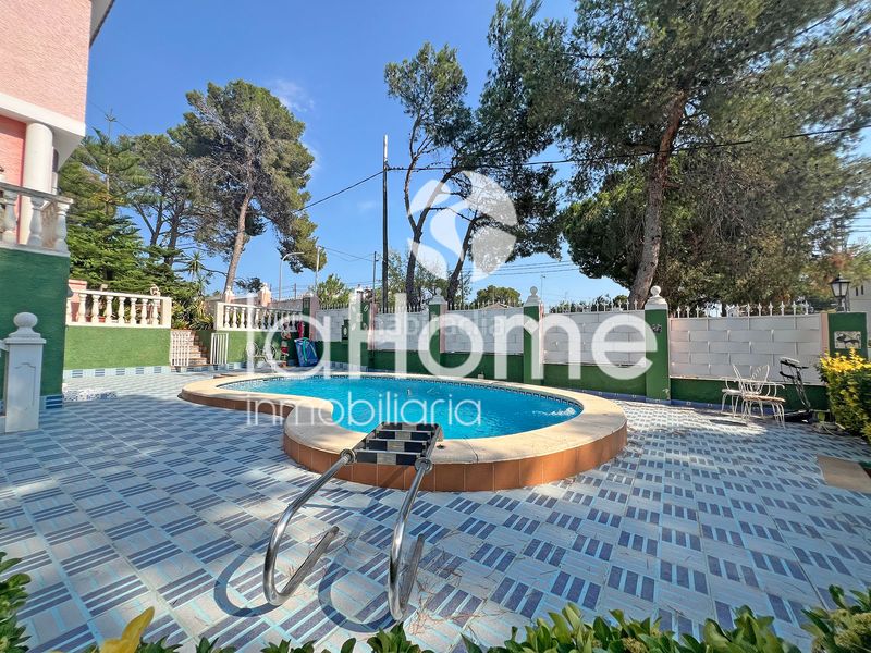 Foto 0326cd9c-fa0b-47f3-a0e0-45d7f859775b. Xalet amb xemeneia aparcament piscina a La Cañada Paterna