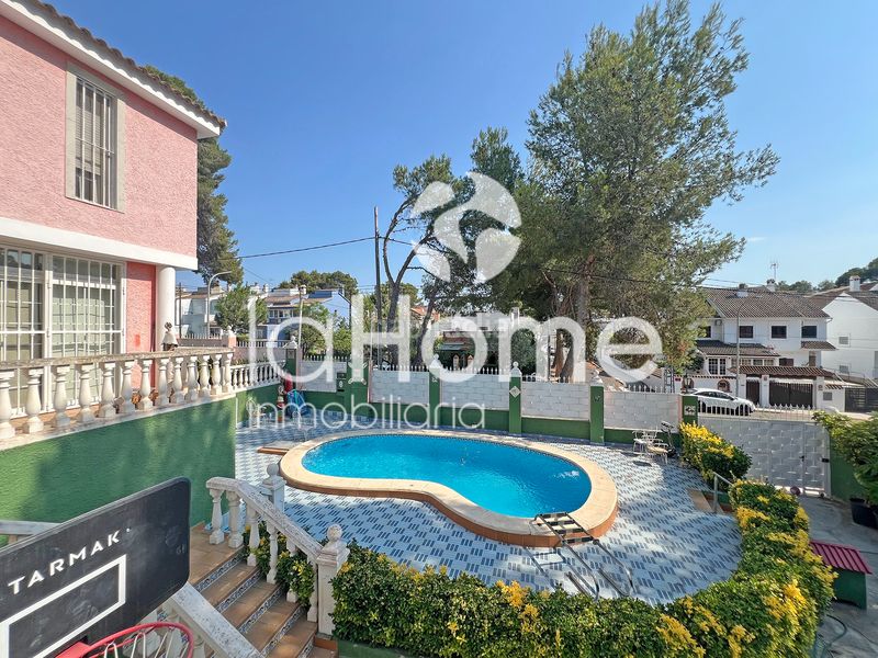 Foto 15db52c6-25b9-4cb7-a37c-85e9e13bc8e8. Xalet amb xemeneia aparcament piscina a La Cañada Paterna