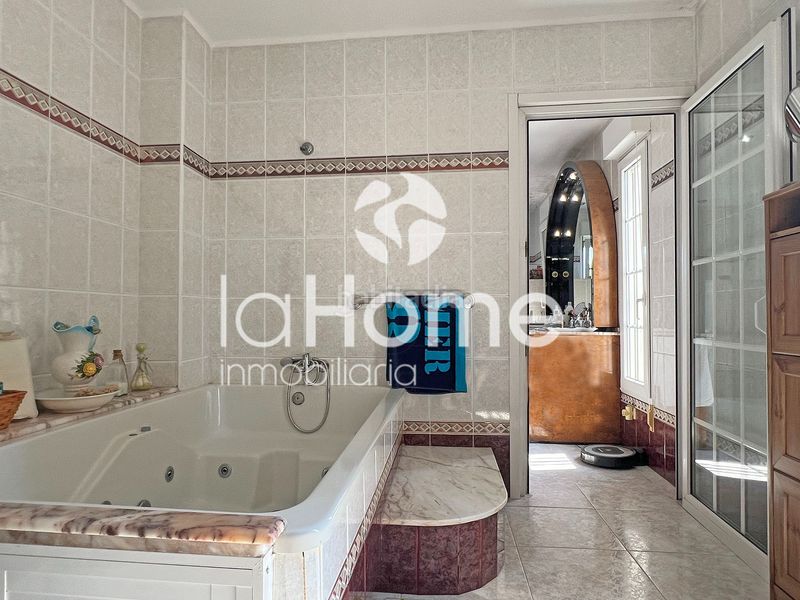 Foto ae99372d-cb1b-4d21-bb1e-328fa46603f0. Xalet amb xemeneia aparcament piscina a La Cañada Paterna
