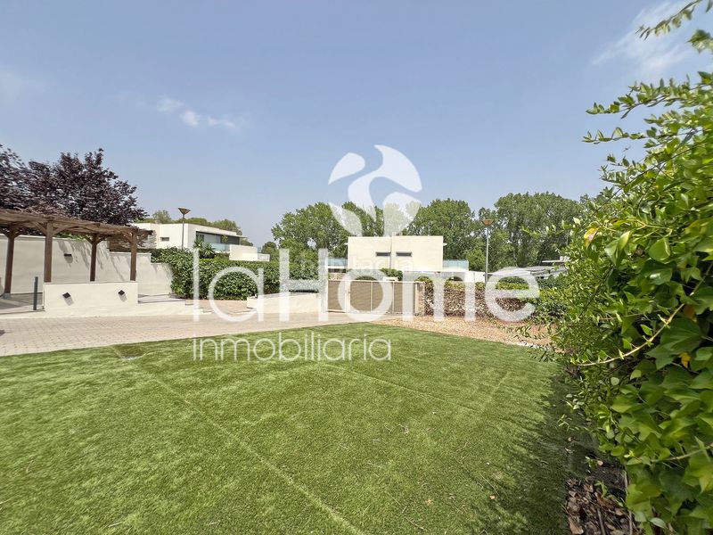 Foto bee8366a-9e3a-438d-be3d-68660b024a2f. Casa aparellada amb calefacció aparcament piscina a Chiva
