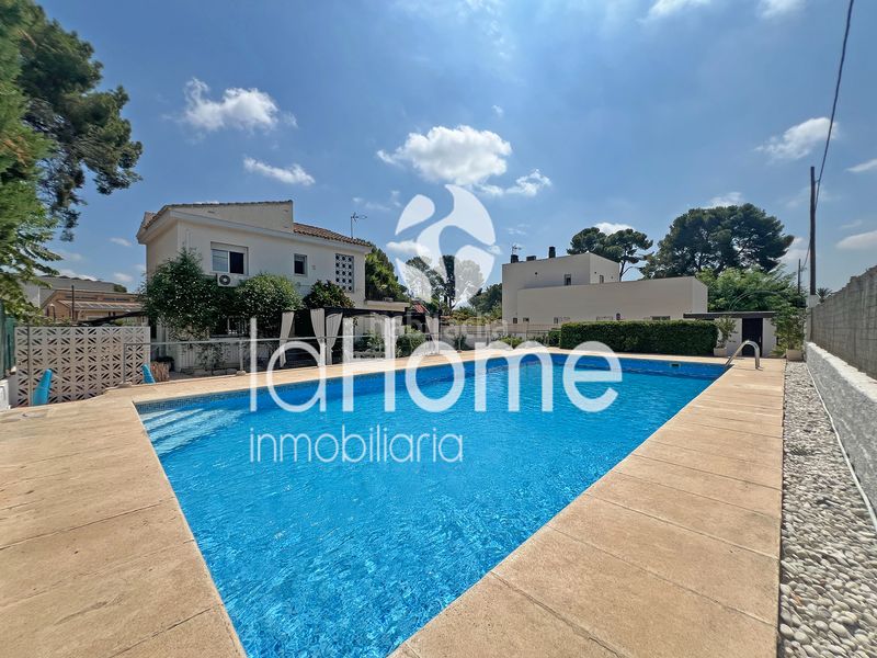 Foto bd2d0b07-3dde-4886-9c1f-76c5dcca63a6. Xalet amb xemeneia aparcament piscina a La Cañada Paterna