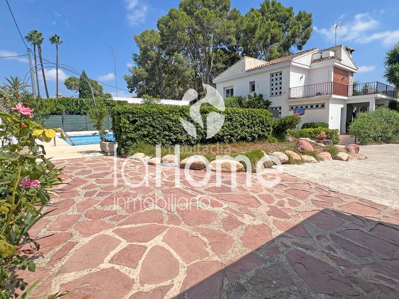 Foto ec1922b0-ddfb-4f4b-991c-a2bed9c19ca2. Xalet amb xemeneia aparcament piscina a La Cañada Paterna