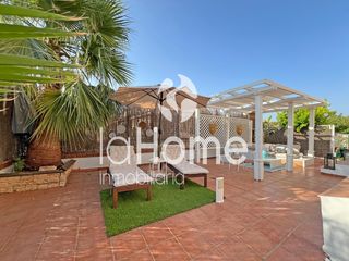 Casa bifamiliare in Mas Camarena. Esquinero con terrazas, piscina comunitaria y amplios espacios