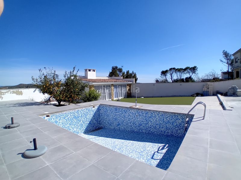Foto d0f44536-9a63-40f2-91d8-b8699292d181. Xalet amb xemeneia aparcament piscina a Turís