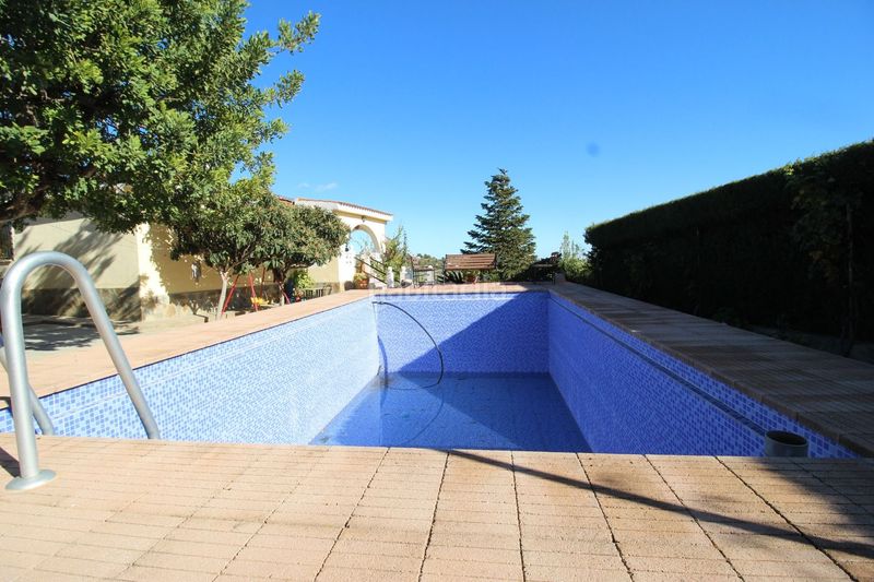 Foto b2632650-0390-48d8-bd76-12118ebe44ca. Xalet amb xemeneia aparcament piscina a Centro Chiva