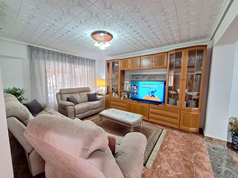 Foto b5f6615c-533b-4f9e-ac03-d26cbfd65388. Casa amb xemeneia aparcament a Turís