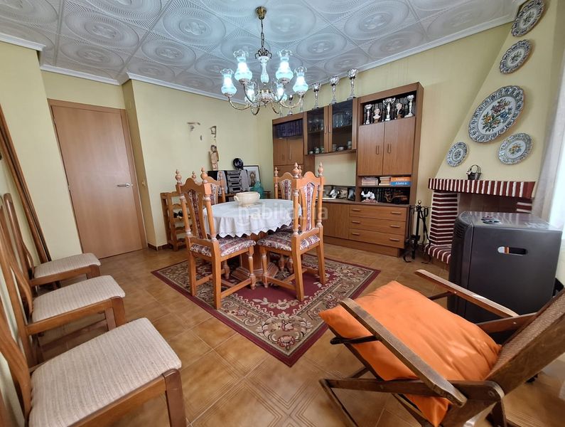 Foto fa6a520a-ad51-4980-b714-9f417cdfe9d6. Casa amb xemeneia aparcament a Turís